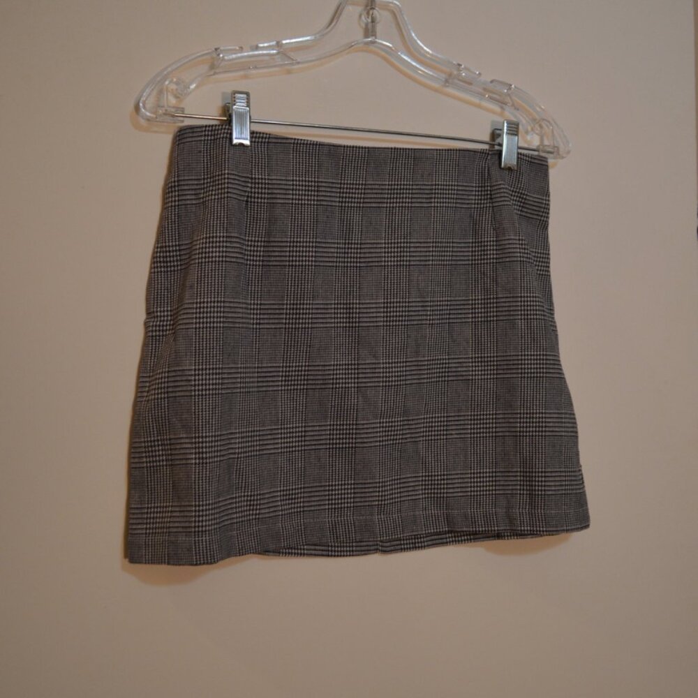 Mini Skirt Plaid Gray-White Zipper Waist-15' Hips-18.5' Length - 14' (approx.)